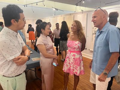 百慕大群岛首个中国画展亮相 翟优、樊蕾伉俪“家园”作品引国际关注
